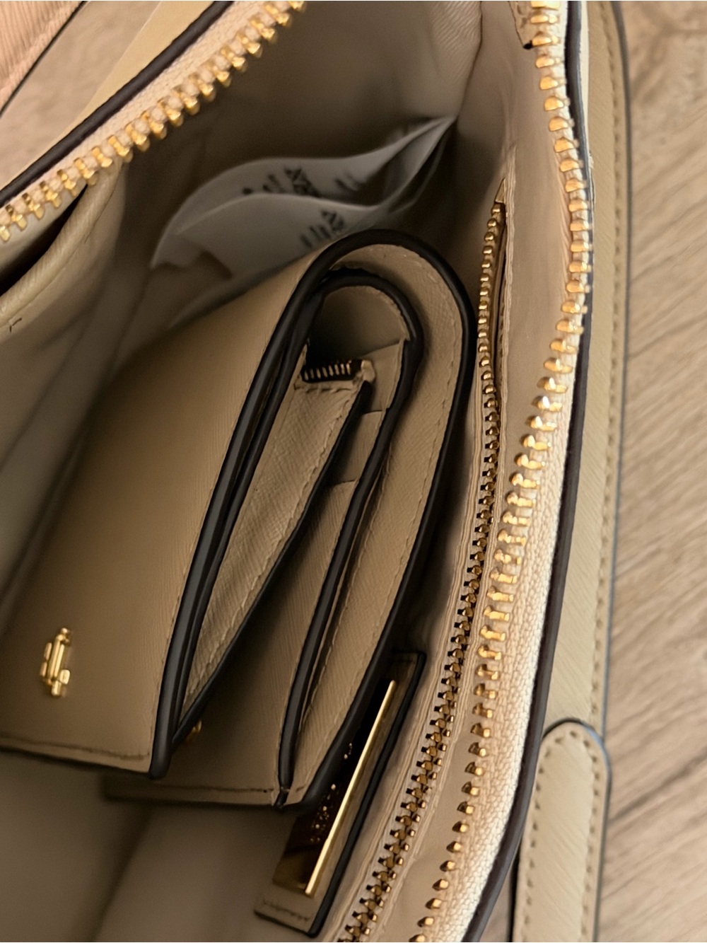 Ralph Lauren Cream Saffiano Shoulder Bag with Matching Wallet - Picture 5 of 6